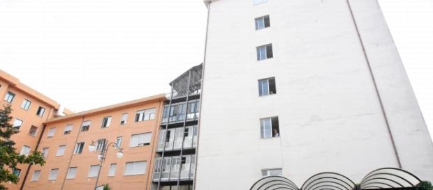 Paziente striscia per terra all'ospedale di Vallo della Lucania Paziente striscia per terra all'ospedale di Vallo della Lucania