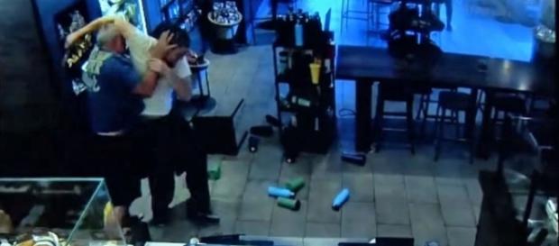 Photo hero Cregg Jerri fighting with robbery suspect screen capture from YouTube/trends Photo hero Cregg Jerri fighting with robbery suspect screen capture from YouTube/trends