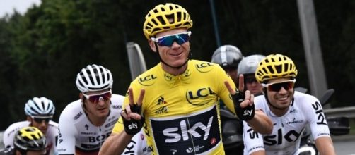 Chris Froome esulta con i suoi compagni di squadra della Sky per il quarto Tour conquistato (Twitter - Team Sky)