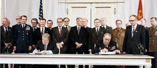 Jimmy Carter and Soviet leader Brezhnev sign Salt II (United States Government)