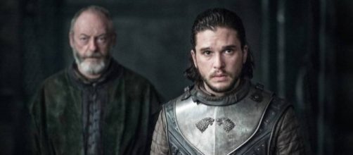 Jon Nieve y ser Davos en el salón del trono de la Madre de Dragones.