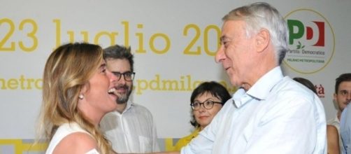 L'abbraccio tra Giuliano Pisapia e Maria Elena Boschi sul palco della Festa dell'Unità di Milano