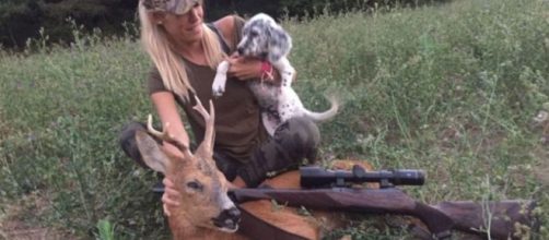 Melania Capitan, cacciatrice e blogger, amava farsi fotografare con i suoi cani da caccia, il fucile e le prede. Foto: Facebook.