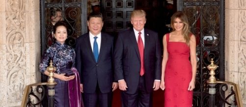 Peng Liyuan, Xi Jinping, Donald Trump and Melania Trump at the entrance of Mar-a-Lago - Photo by D. Myles Cullen Via Wikimedia