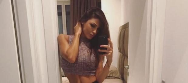 Anna Tatangelo e Gigi D'Alessio attraversano un brutto momento della loro storia Anna Tatangelo e Gigi D'Alessio attraversano un brutto momento della loro storia