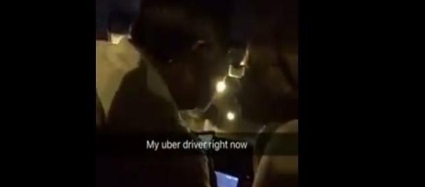 Após troca de beijos, passageira tira cinto de motorista do Uber e parte para o ataque Após troca de beijos, passageira tira cinto de motorista do Uber e parte para o ataque
