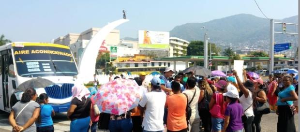 Bloquean padres de un kínder indígena en Acapulco la avenida ... - suracapulco.mx Bloquean padres de un kínder indígena en Acapulco la avenida ... - suracapulco.mx