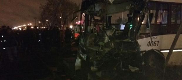 El colectivo es investido por un tren en la intersección de Gavilán y ruta 40 en Mariano Acosta El colectivo es investido por un tren en la intersección de Gavilán y ruta 40 en Mariano Acosta