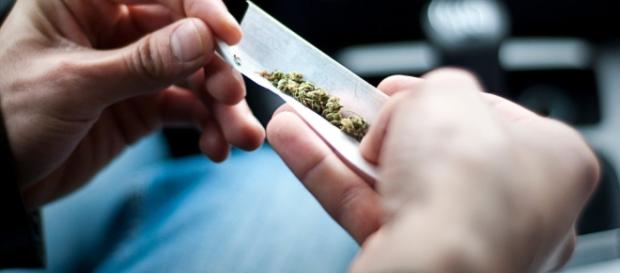 Fumar maconha pode aumentar as chances de desenvolver depressão, ansiedade, e outras doenças mentais. ( Foto: Google) Fumar maconha pode aumentar as chances de desenvolver depressão, ansiedade, e outras doenças mentais. ( Foto: Google)