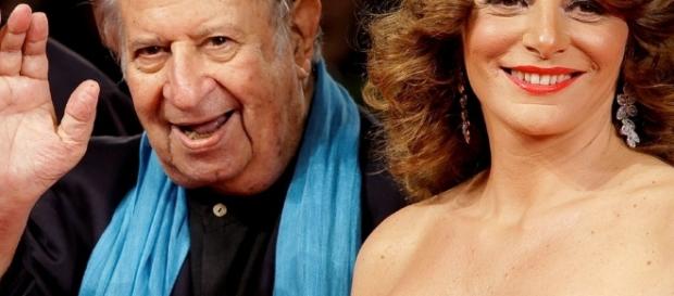 Il regista Tinto Brass sposa la sua ultima musa, Caterina Varzi, diventata la sua assistente. Foto: tgcom.24. Il regista Tinto Brass sposa la sua ultima musa, Caterina Varzi, diventata la sua assistente. Foto: tgcom.24.