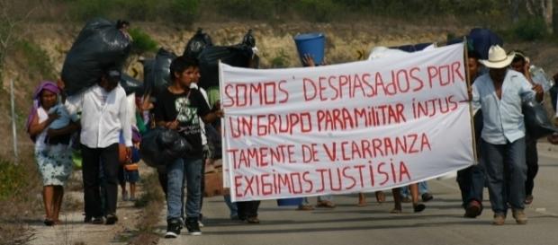 Miles de campesinos e indígenas mexicanos son desplazados violentamente de sus comunidades para apropiarse de sus tierras Miles de campesinos e indígenas mexicanos son desplazados violentamente de sus comunidades para apropiarse de sus tierras
