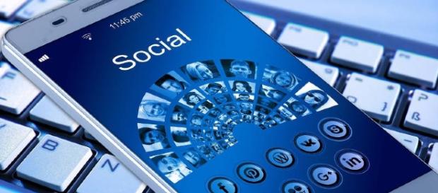 Social network icons on a smartphone home screen: https://pixabay.com/en/mobile-phone-smartphone-keyboard-1917737/ Social network icons on a smartphone home screen: https://pixabay.com/en/mobile-phone-smartphone-keyboard-1917737/