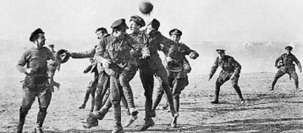 Soldados cambiaron armas por el balón en plena Primera Guerra ... - diez.hn Soldados cambiaron armas por el balón en plena Primera Guerra ... - diez.hn