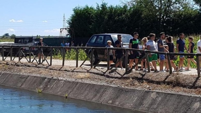 Annega bambino di due anni sul canale di Vigevano.