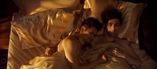 Alec and Magnus reconciled in "Shadowhunters" S2 E8 (Image - Freeform - YouTube)