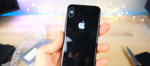 Apple iPhone 8 will ship with shiny and soft design [Image via EverythingApplePro/YouTube]