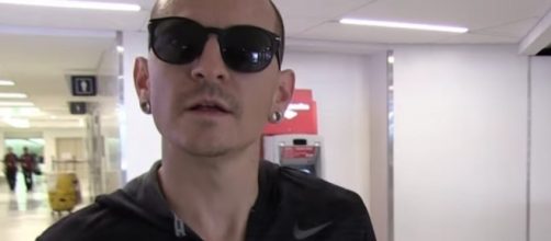 Chester Bennington cause of death has been identified as suicide by hanging. Image via YouTube/TMZ