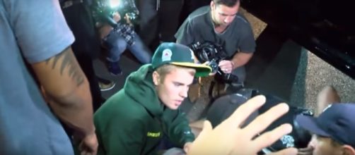 Justin Bieber ALMOST KILLED a photographer WITH HIS TRUCK via Just Videos youtube channel