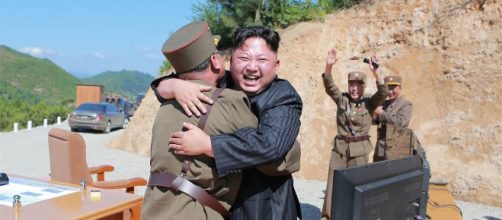 Kim Jong-un si complimenta con i suoi ufficiali; secondo la CNN, la Corea del Nord ha in progetto un nuovo lancio