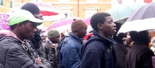 Proteste dei migranti e accuse agli italiani di essere razzisti e mafiosi