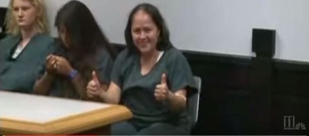 Ao se apresentar no tribunal no dia seguinte aos assassinatos, mulher sorriu e disse acreditar em Deus (CBS News) Ao se apresentar no tribunal no dia seguinte aos assassinatos, mulher sorriu e disse acreditar em Deus (CBS News)