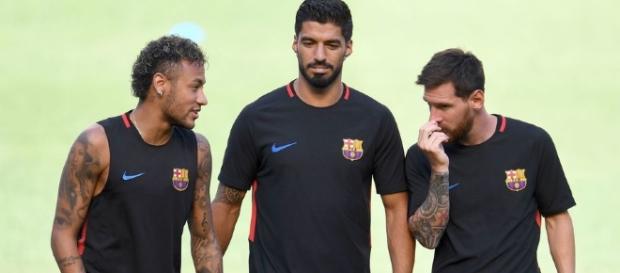 Messi e Suarez conversam com Neymar que supostamente disse: "vou ficar". ( Foto: ghanasoccernet) Messi e Suarez conversam com Neymar que supostamente disse: "vou ficar". ( Foto: ghanasoccernet)