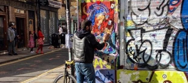 Muñiz colocando un collage en Brick Lane, Londres, llamado “There’s no place like London”. 30 de julio de 2017. Muñiz colocando un collage en Brick Lane, Londres, llamado “There’s no place like London”. 30 de julio de 2017.