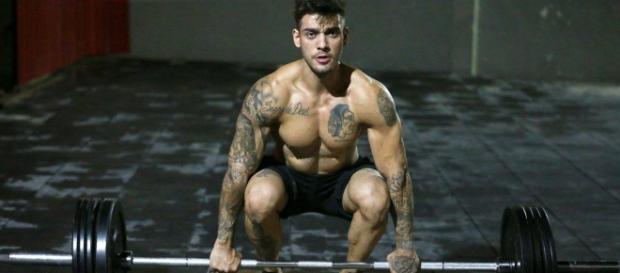O ator e cantor Lucas Lucco praticando Crossfit. Fonte:http://www.bitcheshouse.com O ator e cantor Lucas Lucco praticando Crossfit. Fonte:http://www.bitcheshouse.com