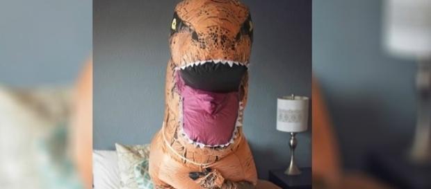 Para ser original, ela decidiu se fantasiar de T-Rex para um ensaio sensual Para ser original, ela decidiu se fantasiar de T-Rex para um ensaio sensual