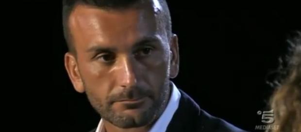 Temptation Island, Nicola Panico nella quinta puntata durante il falò confronto con la fidanzata Sara Temptation Island, Nicola Panico nella quinta puntata durante il falò confronto con la fidanzata Sara