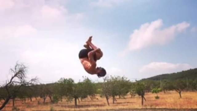 Infortunio per Stefano De Martino, incidente di fronte al figlio