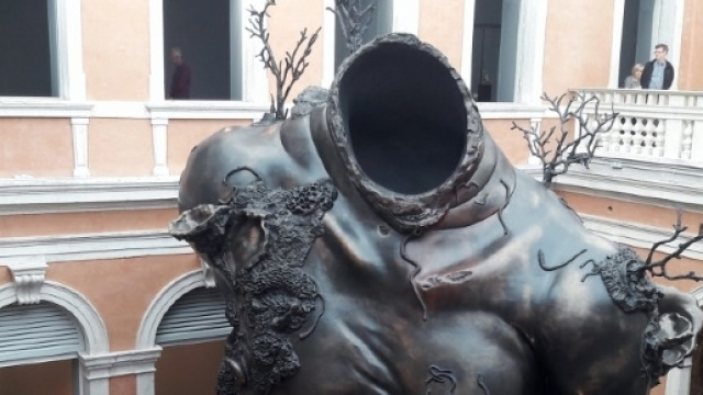 scultura di Damien Hirst a Palazzo Grassi