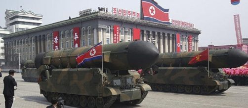 Alcuni missili nordcoreani in parata; Kim Jong-un si dichiara 'pronto ad usarli'