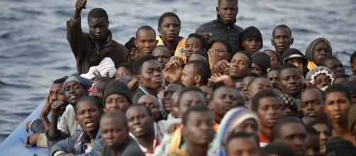 Uno dei tanti barconi di migranti provenienti dalla Libia