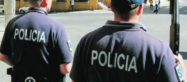 Dois agentes da PSP atirados contra uma parede com violência durante uma detenção. Dois agentes da PSP atirados contra uma parede com violência durante uma detenção.
