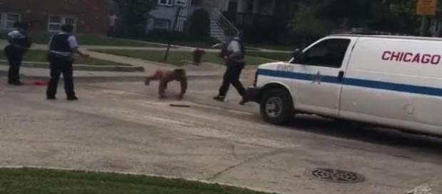 Homem decepou o próprio pênis e ainda tentou agredir policiais (Foto: Captura de vídeo) Homem decepou o próprio pênis e ainda tentou agredir policiais (Foto: Captura de vídeo)