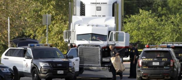Momento en que la ICE descubre el "cargamento humano". Momento en que la ICE descubre el "cargamento humano".