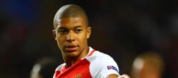 Mbappé durante un partido del Mónaco Mbappé durante un partido del Mónaco