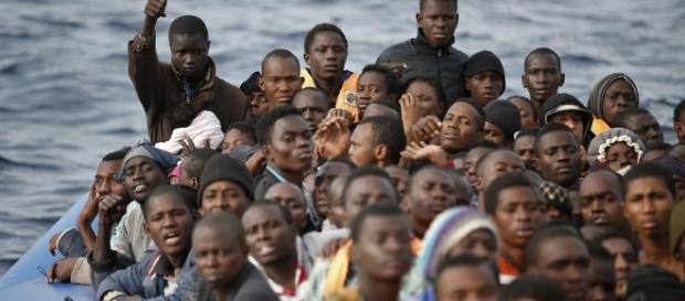 Uno dei tanti barconi di migranti provenienti dalla Libia Uno dei tanti barconi di migranti provenienti dalla Libia