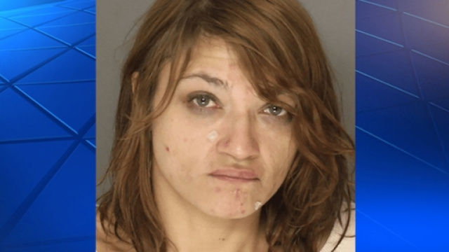 Elle met le feu sur son copain et tente d'éteindre avec l'urine