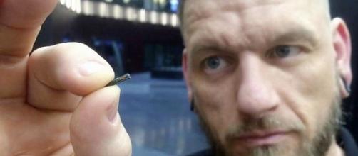 Cientista divulga chip que será implantado nos funcionários. ( Foto: Reprodução)