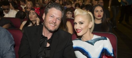 Blake Shelton and Gwen Stefani pose for a photo op. (Flickr/Disney | ABC Television Group)