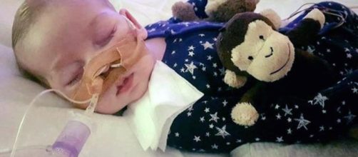 Charlie Gard al letto, totalmente immobile