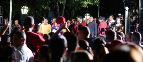 El presidente de Venezuela, Nicolás Maduro, celebra en Caracas con sus seguidores
