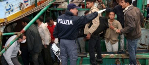 La storia di Daniele, il poliziotto allontanato per aver denunciato irregolarità sui migranti.