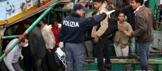 La storia di Daniele, il poliziotto allontanato per aver denunciato irregolarità sui migranti. La storia di Daniele, il poliziotto allontanato per aver denunciato irregolarità sui migranti.