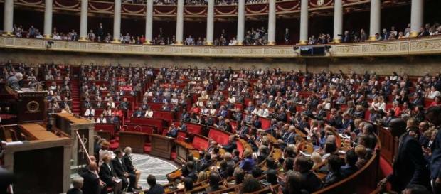 L'Assemblée vote l'interdiction des emplois familiaux L'Assemblée vote l'interdiction des emplois familiaux