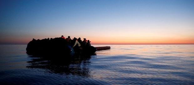 Un natante carico di migranti nel mar Mediterraneo (dossier su http://www.repubblica.it) Un natante carico di migranti nel mar Mediterraneo (dossier su http://www.repubblica.it)
