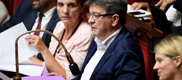VIDÉO - Mélenchon dédicace son livre en pleine séance VIDÉO - Mélenchon dédicace son livre en pleine séance