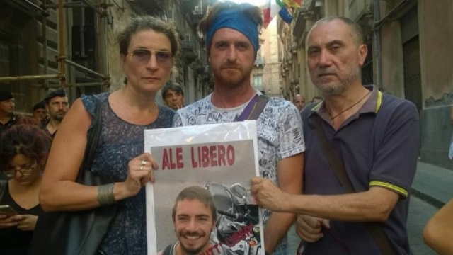 Un momento di un presidio per la liberazione dei 6 giovani italiani detenuti in Germania (Foto FB Claudia Urzì)